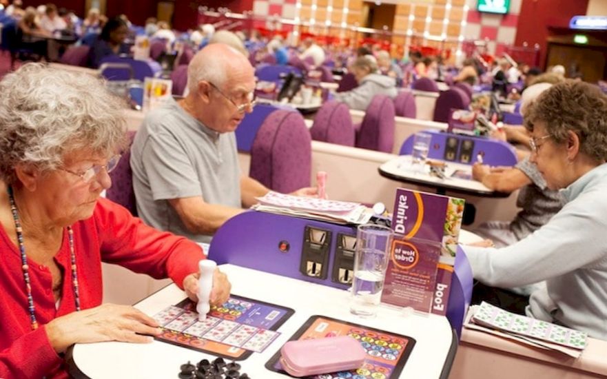 les seniors jouent au bingo